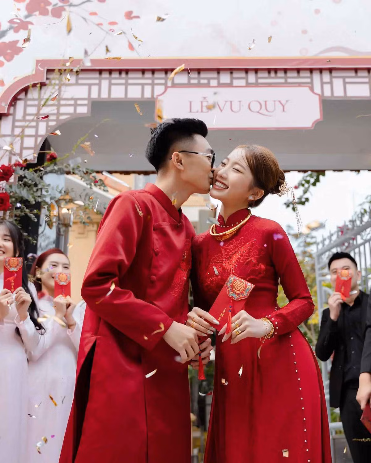 Dù không thường xuyên kể chuyện làm dâu hào môn hay mối quan hệ với nhà chồng nhưng có vẻ cuộc sống của Huyền 2k4 rất thoải mái. Cô cũng chia sẻ do bố mẹ chồng là người hướng nội, bản thân Duy nhỏ cũng không làm trong lĩnh vực nghệ thuật nên họ không muốn thể hiện quá nhiều chuyện riêng tư.