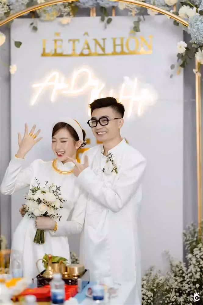 Huyền 2k4 cũng liên tục thể hiện tình cảm dành cho Bụt trên MXH. Khi có người nói chồng cô già, hot girl phản bác: "Sao chê ông xã tôi già vậy trời, dễ thương nhất cuộc đời. Tôi thay đổi style, tư duy, cách sống các bạn biết không? Người luôn lắng nghe tâm sự và sửa đổi cho tôi là ông ấy đó".