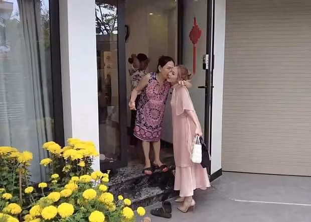 Sau đám cưới, Xoài Non tiết lộ, cô được bố mẹ chồng yêu thương vì tuổi nhỏ nhất nhà. Bố chồng cô hứa sẽ "treo thưởng" khi cô nàng sinh con đầu lòng: "Bố chồng bảo nếu em sinh con trai sẽ cho khách sạn, con gái thì cho căn nhà, sinh đôi thì cho cả hai". Thậm chí, trong một vlog về thăm nhà chồng, mẹ Xemesis còn chốt hạ: "Bao nhiêu tài sản sẽ cho con hết".