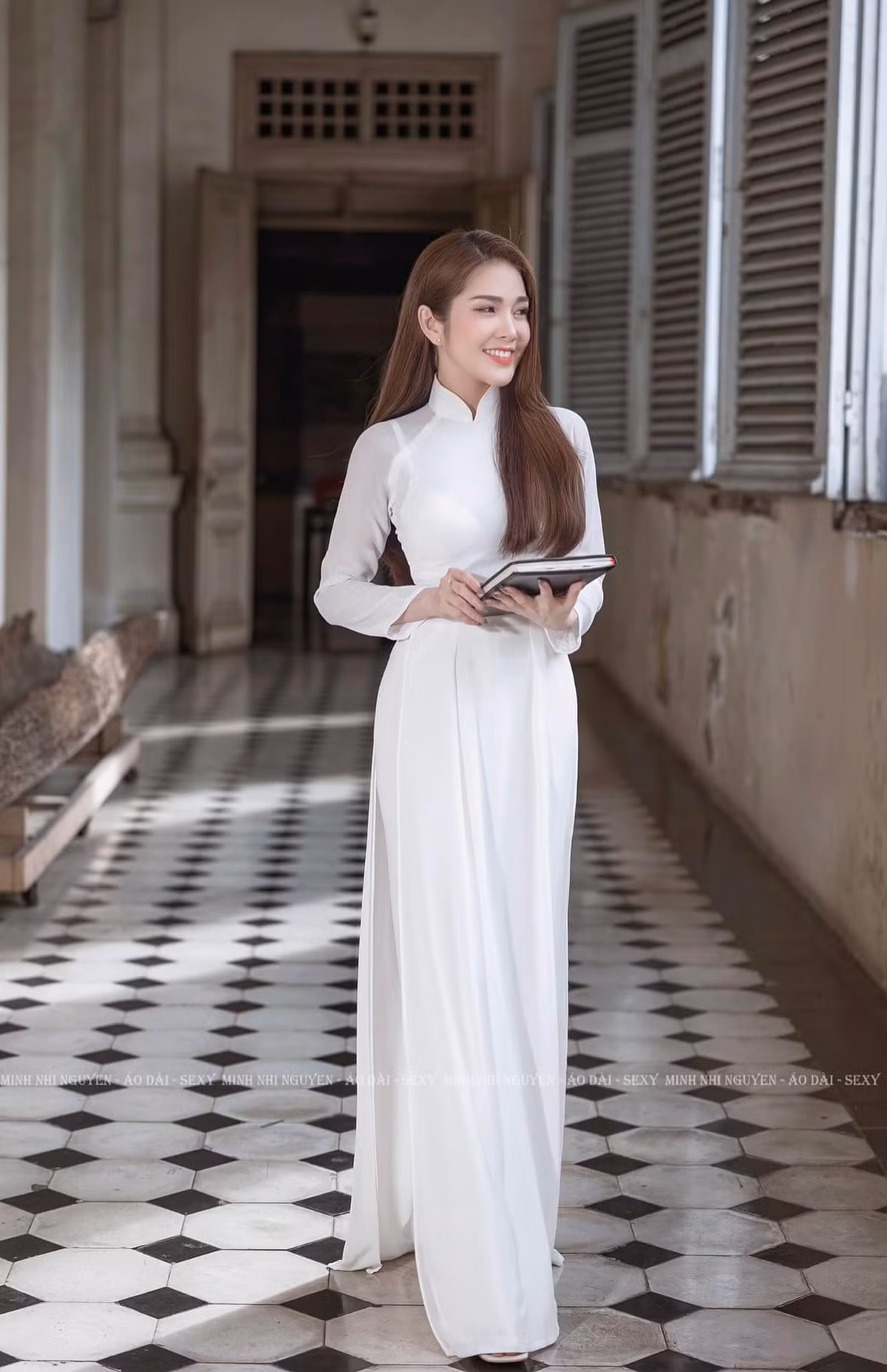 Ny Saki từng theo ngành Y nhưng niềm đam mê âm nhạc quá lớn khiến cô quyết định theo đuổi đam mê. Gái xinh này được rất nhiều người yêu mến bởi khả năng chơi nhạc đầy độc đáo.