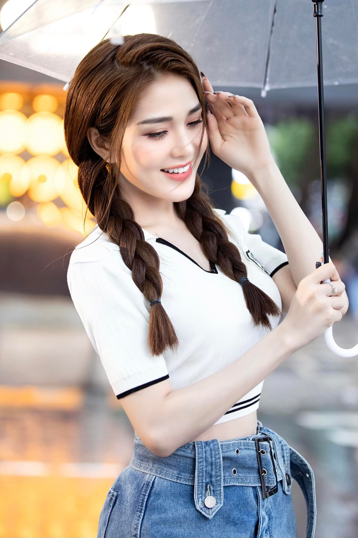 DJ Ny Saki tên thật là Huỳnh Kiều Ni, cô sinh ngày 14 tháng 12 năm 1995. Sinh ra và lớn lên tại Vĩnh Long, nữ DJ xinh đẹp đã quyết định phát triển sự nghiệp DJ tại TP HCM.