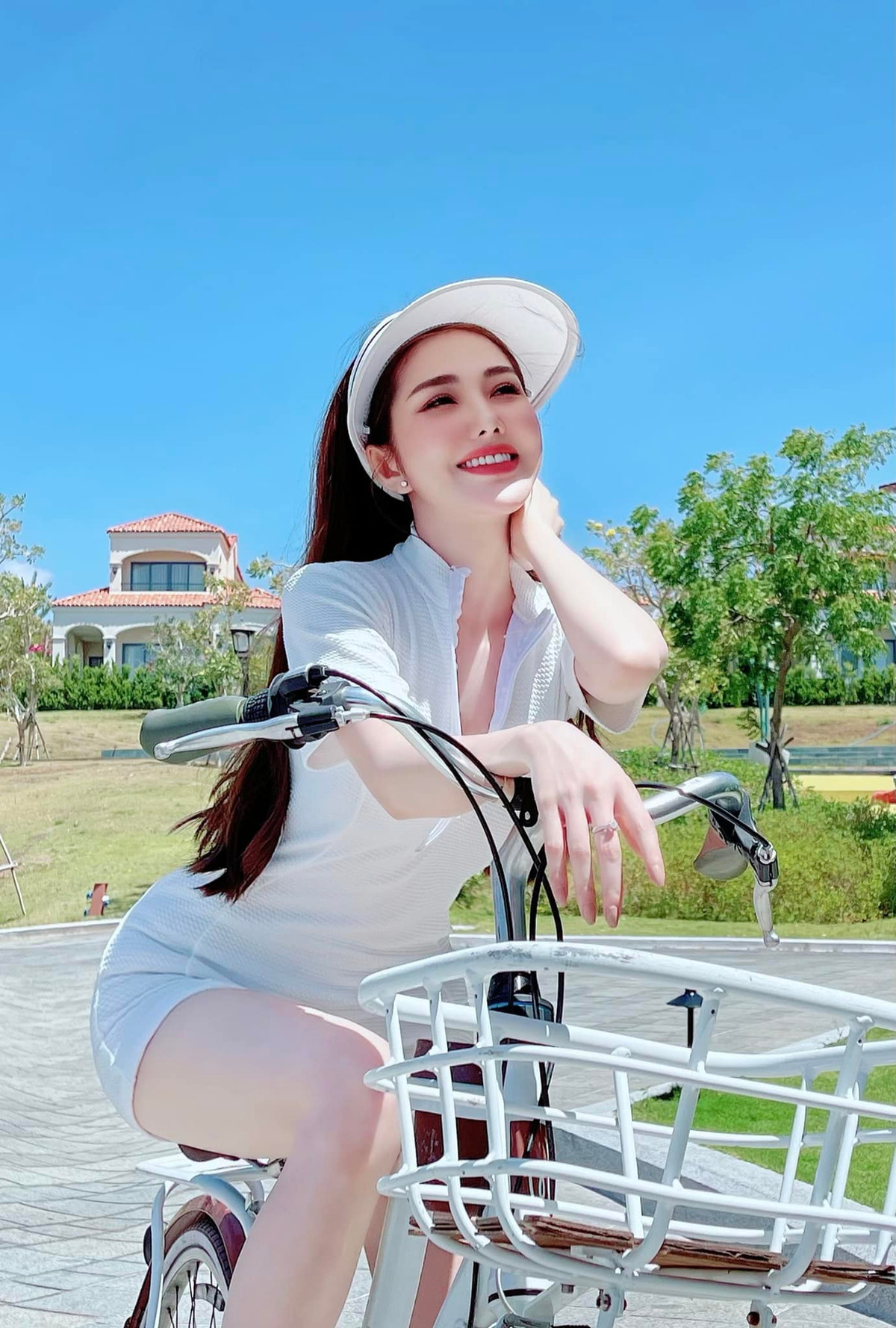 Còn bây giờ, phong cách sexy không phải là lựa chọn ưu tiên của tôi. Tôi thích phong cách nhẹ nhàng, không sexy như trước". Ny Saki bộc bạch.