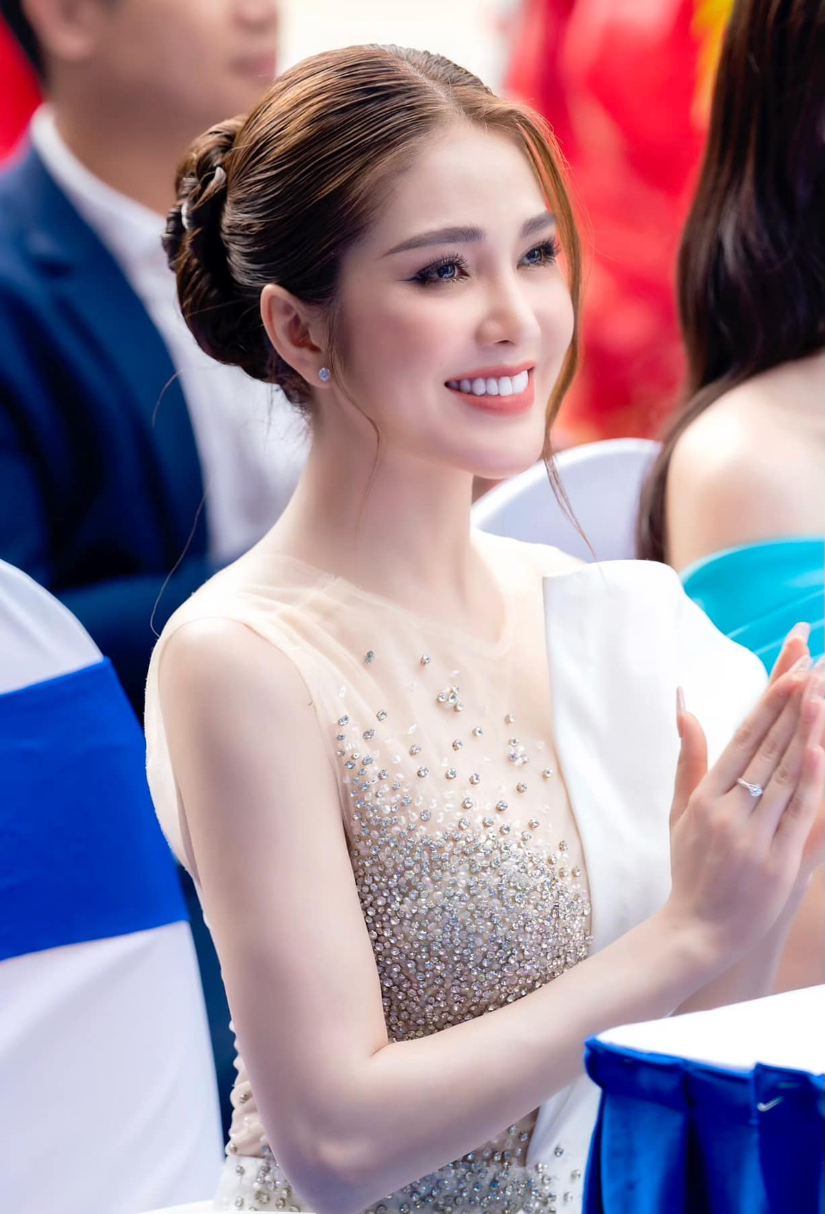 Khác hẳn với phong cách quyến rũ khi tham gia nhóm hài "Ghiền Mì Gõ", Ny Saki của hiện tại thích style nữ tính, nhẹ nhàng. Vì thế, hình ảnh trên trang cá nhân của cô mang hơi hướng ngọc nữ, mong manh.