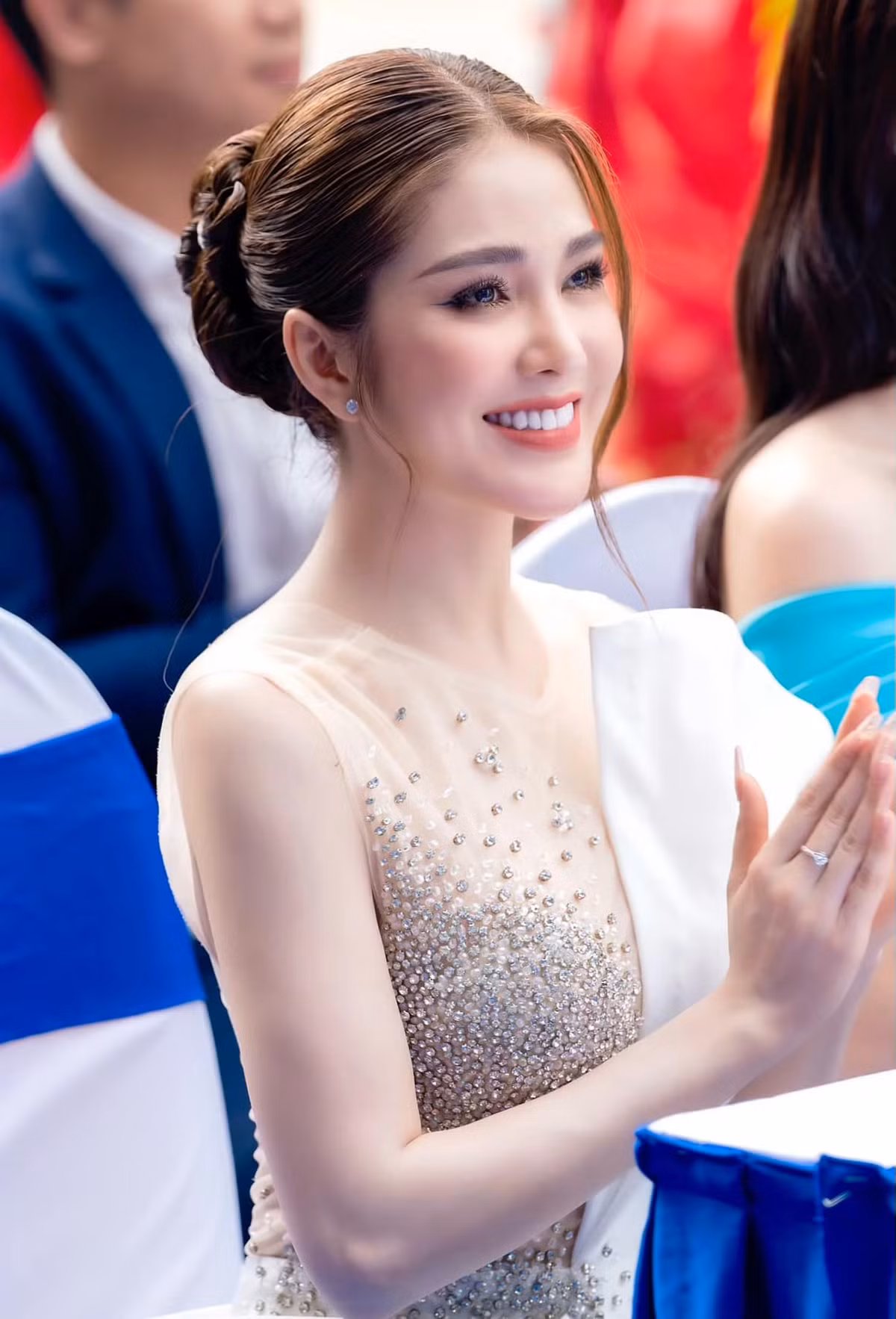 Khác hẳn với phong cách quyến rũ khi tham gia nhóm hài "Ghiền Mì Gõ", Ny Saki của hiện tại thích style nữ tính, nhẹ nhàng. Vì thế, hình ảnh trên trang cá nhân của cô mang hơi hướng ngọc nữ, mong manh.