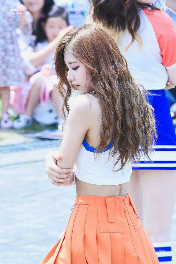 Trước đó, Tzuyu đã liên tục góp mặt trong top 100 khuôn mặt đẹp nhất thế giới và từng giành vị trí thứ 2 và thứ 3.