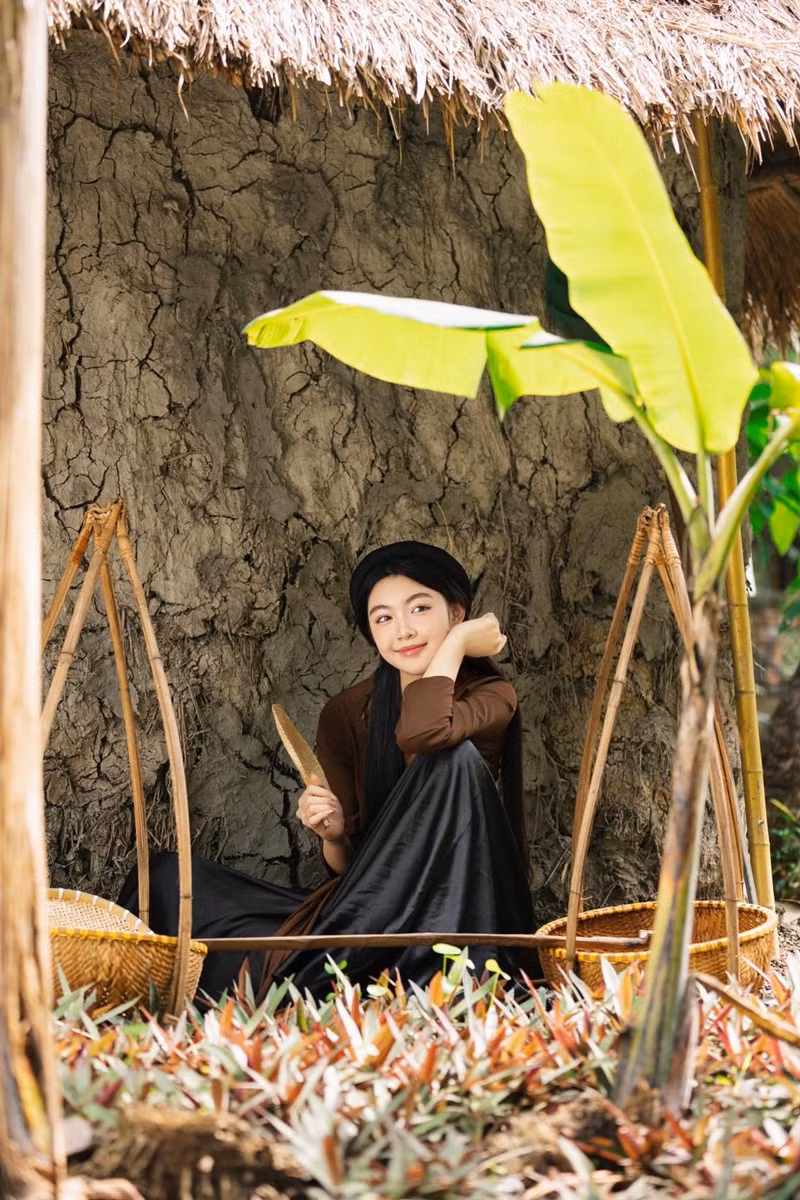 Dù quen với phong cách hiện đại, năng động của một nữ sinh trường quốc tế, Mai Thảo Linh vẫn thể hiện được nét duyên dáng, e ấp trong tà áo tứ thân.