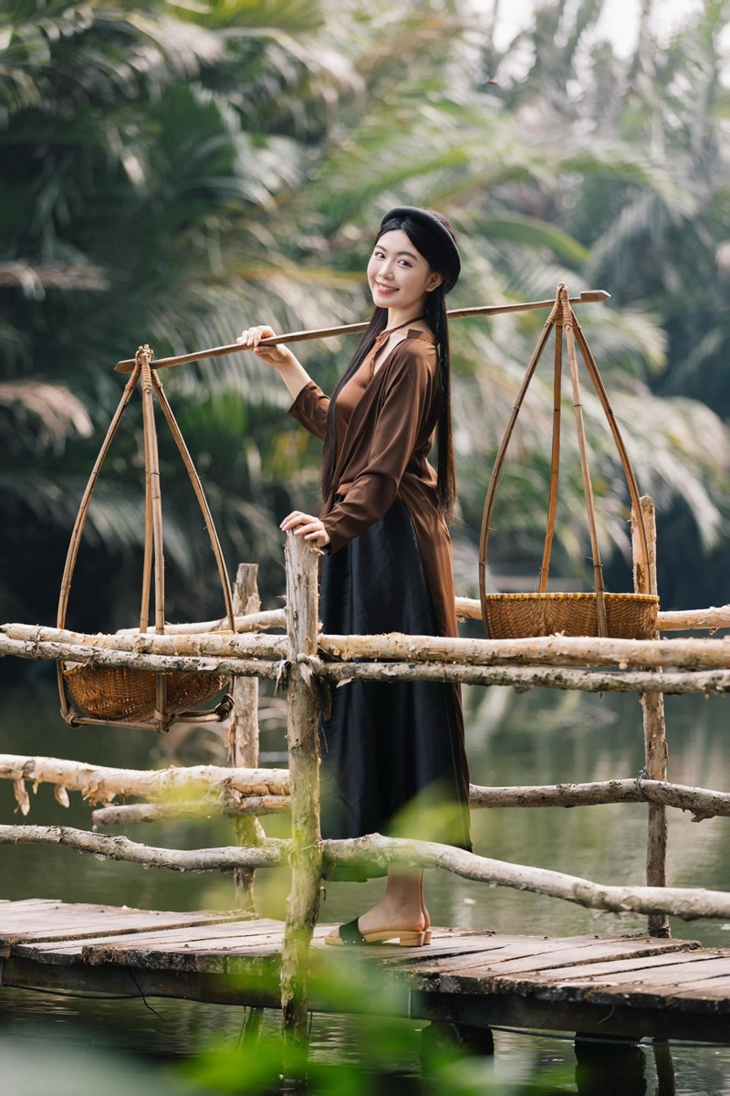 Bối cảnh chụp ảnh của Lọ Lem là những góc quen thuộc của làng quê Việt Nam như cầu ao nhỏ bắc qua mặt nước, bờ sông êm đềm, những rặng chuối xanh mướt.