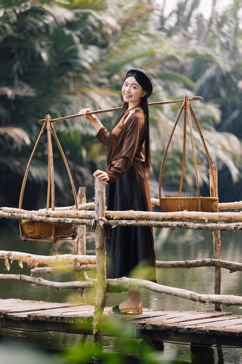 Các góc chụp khéo léo tôn lên vẻ đẹp của trang phục truyền thống và nét xuân thì của người cô gái trẻ.