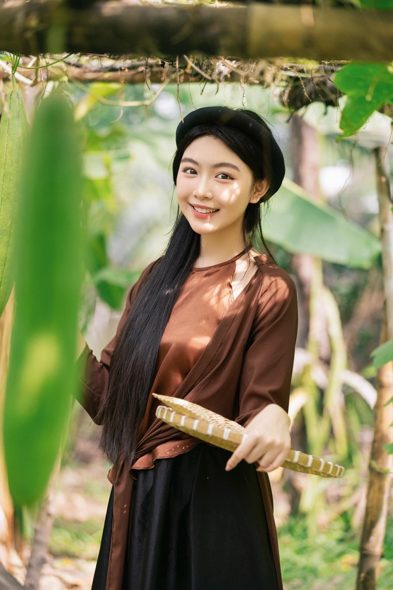 Đây cũng là lần hiếm hoi công chúng thấy con gái MC Quyền Linh trong diện mạo này, khác với hình ảnh năng động, trẻ trung thường thấy.