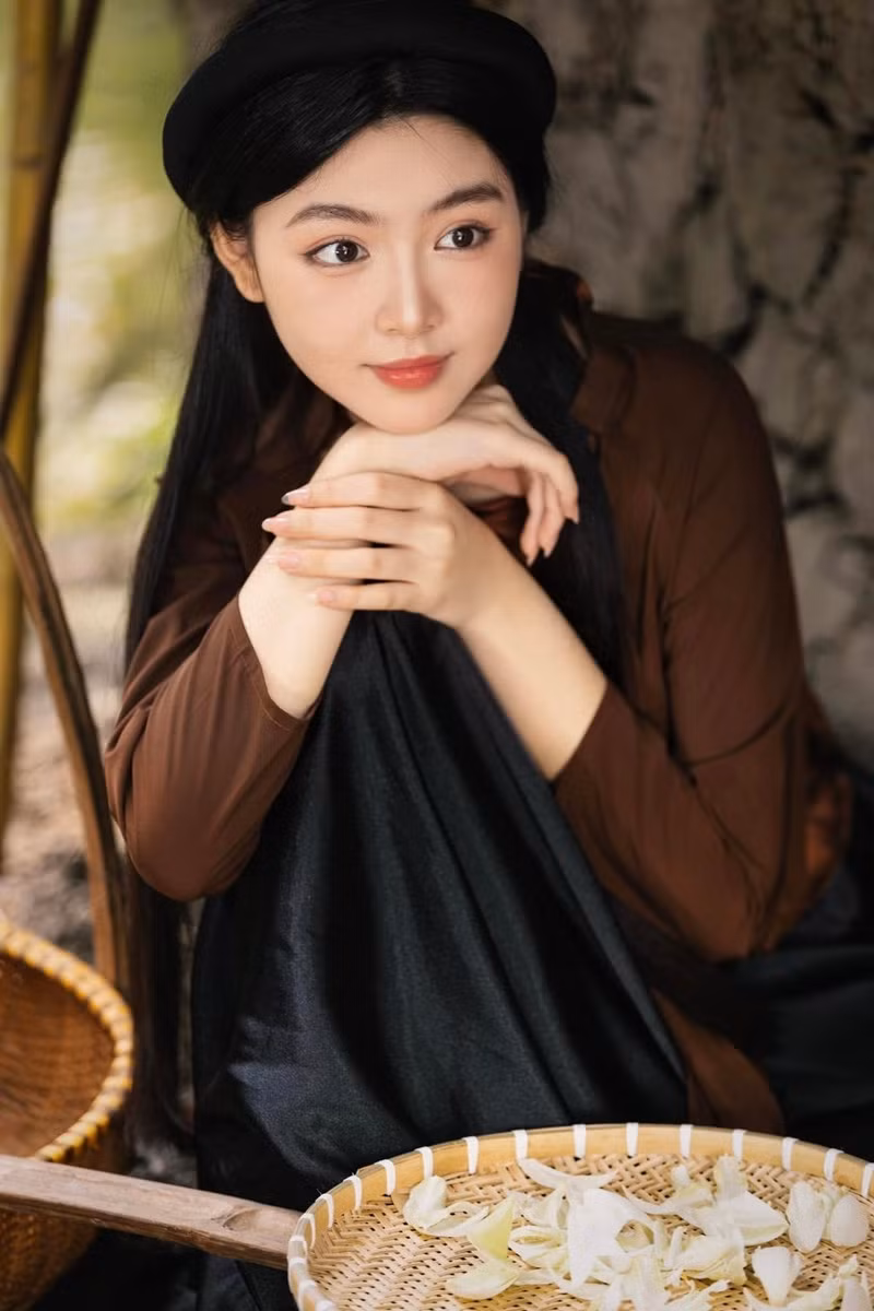 Bộ ảnh áo tứ thân lần này cho thấy một nét đẹp mới mẻ trong phong cách của nữ sinh 18 tuổi.