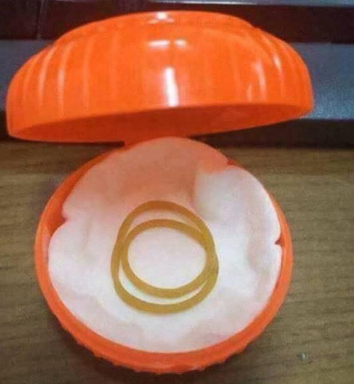 Vét sạch cả thị trấn có bao nhiêu chiếc chun vàng trong ngày vía Thần tài được nhiều anh em thu mua.