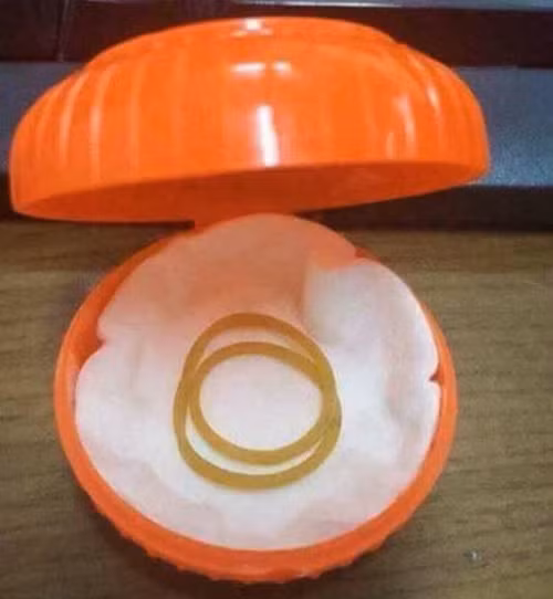 Vét sạch cả thị trấn có bao nhiêu chiếc chun vàng trong ngày vía Thần tài được nhiều anh em thu mua.