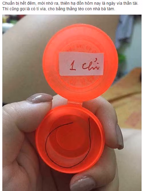 Nhiều anh em không có điều kiện chỉ tặng vợ, người yêu "1 sợi chỉ".