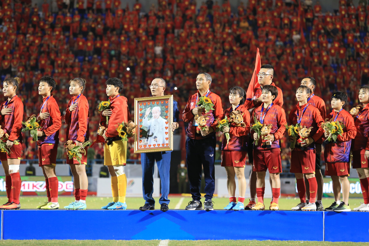 Tỉnh Quảng Ninh thưởng thầy trò HLV Mai Đức Chung 1 tỷ đồng.