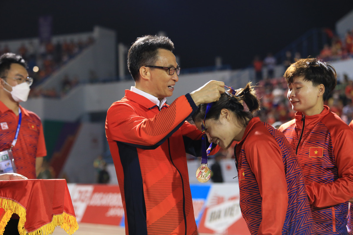 Ban tổ chức SEA Games thưởng 100 triệu đồng. Bên cạnh đó, một tập đoàn hứa thưởng toàn đội 1,5 tỷ đồng. Tổng số tiền lên tới 4,6 tỷ đồng tới thời điểm này.