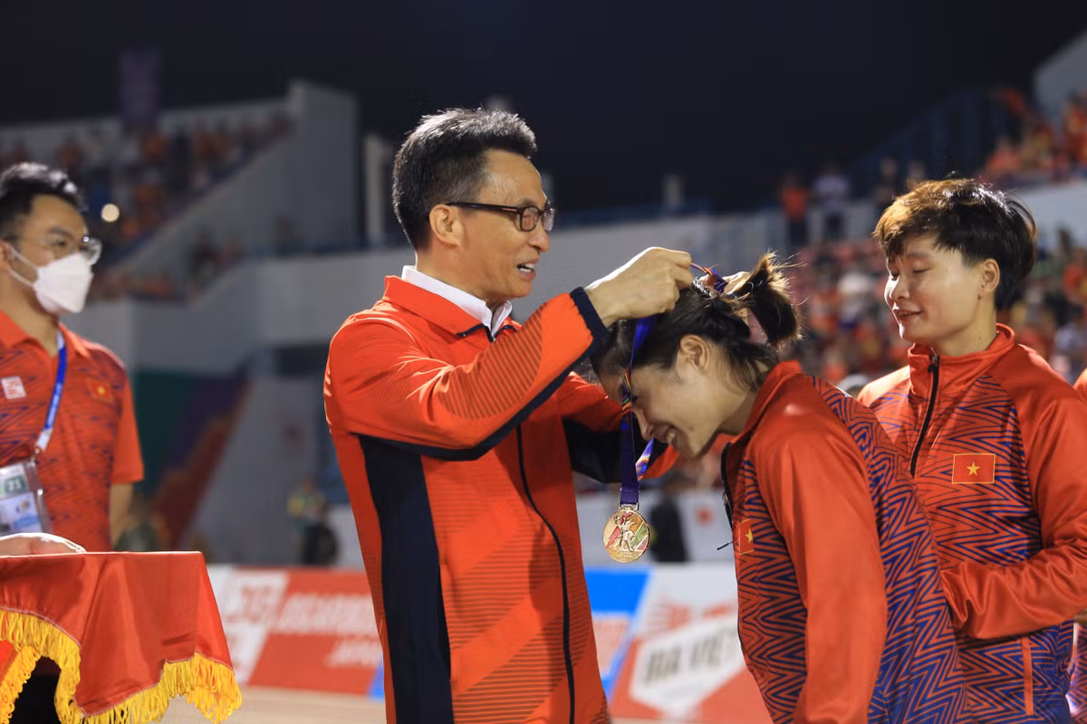 Ban tổ chức SEA Games thưởng 100 triệu đồng. Bên cạnh đó, một tập đoàn hứa thưởng toàn đội 1,5 tỷ đồng. Tổng số tiền lên tới 4,6 tỷ đồng tới thời điểm này.