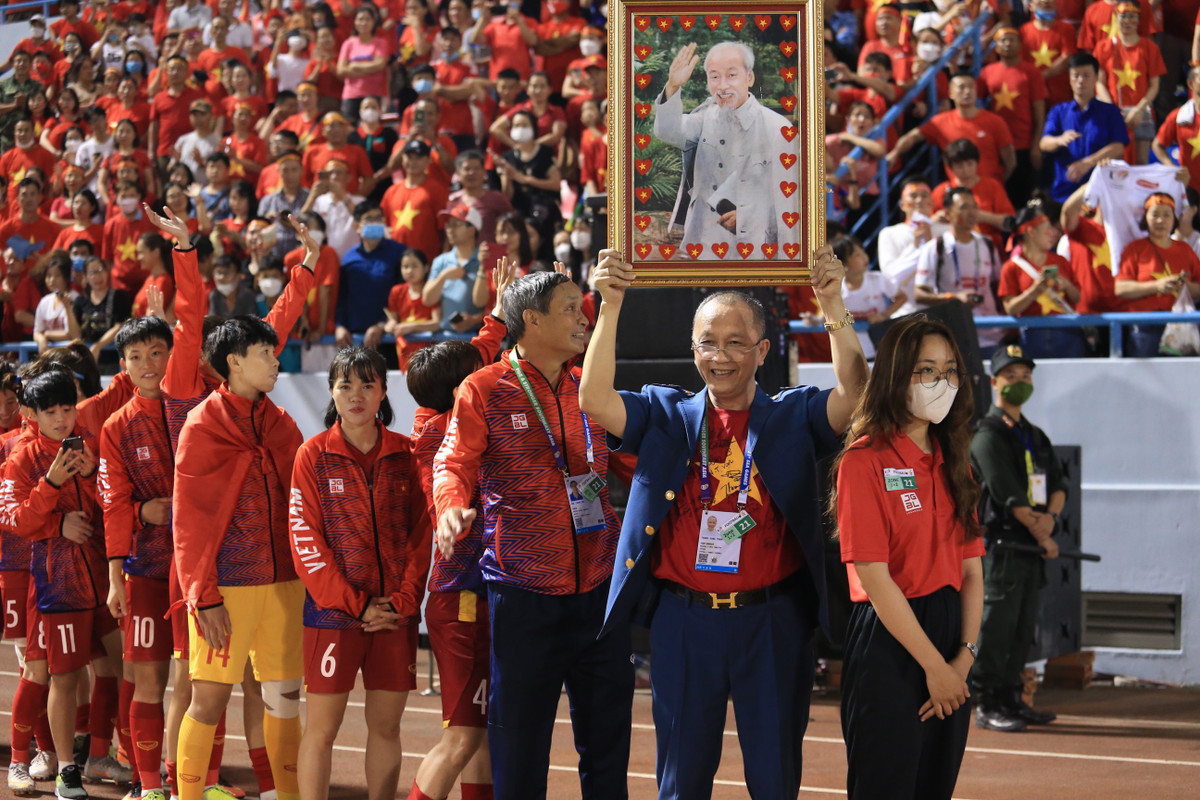 Tỉnh Quảng Ninh thưởng 200 triệu đồng, và 300 triệu đồng còn lại do một doanh nghiệp hứa tặng, VFF cũng thưởng 700 triệu đồng cho thành tích đánh bại Philippines ở vòng bảng.