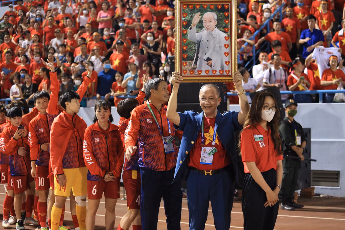 Tỉnh Quảng Ninh thưởng 200 triệu đồng, và 300 triệu đồng còn lại do một doanh nghiệp hứa tặng, VFF cũng thưởng 700 triệu đồng cho thành tích đánh bại Philippines ở vòng bảng.