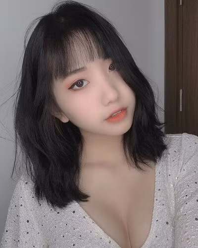 Dưới comment bức ảnh của Khánh Huyền, có người còn để lại bình luận hỏi thẳng "thiếu quần hay gì không biết" khiến dân mạng muốn ngó lơ cũng không xong.