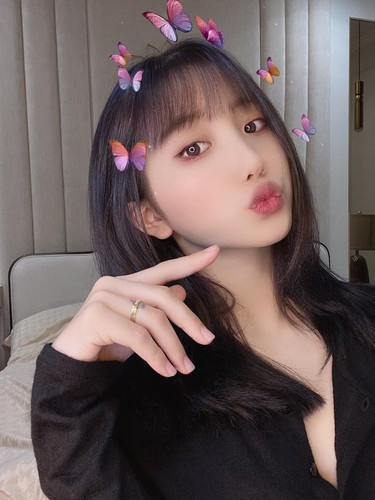 Trong tấm ảnh trưng trổ thân hình chuẩn chỉnh của mình, Khánh Huyền diện áo croptop khoe eo thon.