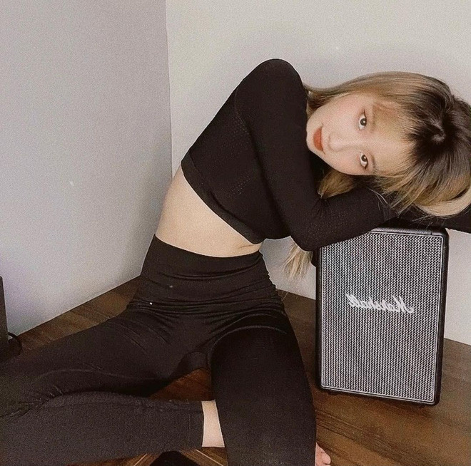 Sở hữu hơn 2.3 triệu người theo dõi trên Instagram cá nhân, TikToker Lê Thị Khánh Huyền (SN: 2004) là một trong những gái xinh nổi danh cõi mạng với phong cách quyễn rũ, gợi cảm tột bậc.