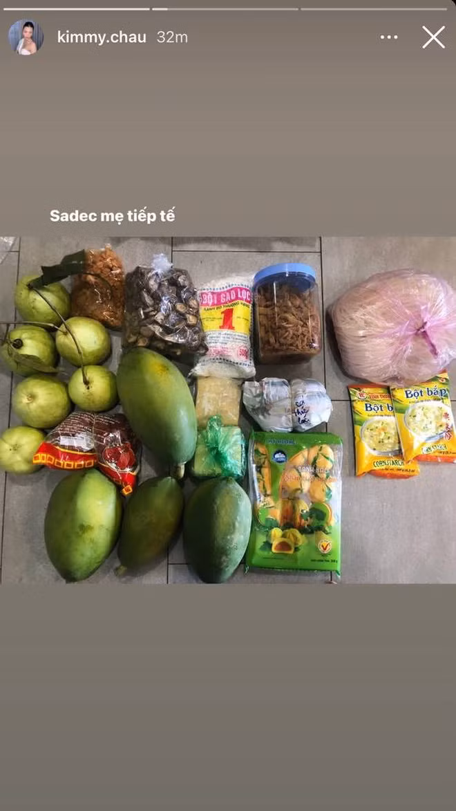 Kimmy Châu mới đây còn share nhẹ thêm ảnh ọt bao nhiêu là rau xanh tươi ngon được người thân gửi lên từ Đà Lạt.