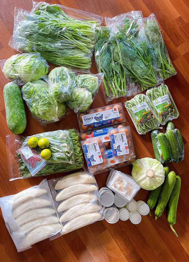 Cứ vài hôm lại thấy Thanh Nga khoe những tấm ảnh rau củ, trứng được mẹ chồng tài trợ lên MXH.