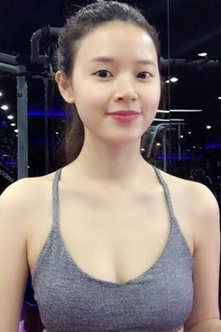 Sau một thời gian dài vắng bóng trong showbiz, gần đây, hot girl Việt đời đầu Midu thường xuyên xuất hiện trong các gameshow khiến fan không khỏi trầm trồ bởi vẻ ngoài ngày càng gợi cảm.
