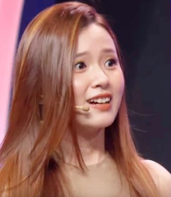 Mỗi động thái nét mặt của Midu đều mang đến sự tự nhiên và dễ chịu cho người đối diện. Không chỉ thể hiện sự thông minh mà hot girl đời đầu còn gây bất ngờ khi bộc lộ nhiều khía cạnh độc đáo khác.