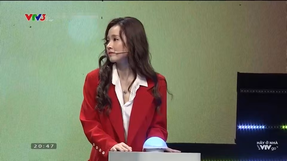 Thời gian gần đây, Midu liên tục dính tin đồn với các ngôi sao như Quốc Trường cho tới Anh Đức, Anh Huy...