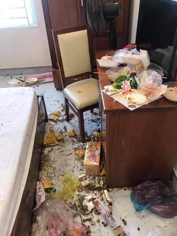 Cụ thể, trong những bức ảnh được chủ nhà nghỉ đăng tải căn phòng được khách thuê để lại vô cùng bẩn khiến ai nhìn cũng rợn người không thể chấp nhận nổi.