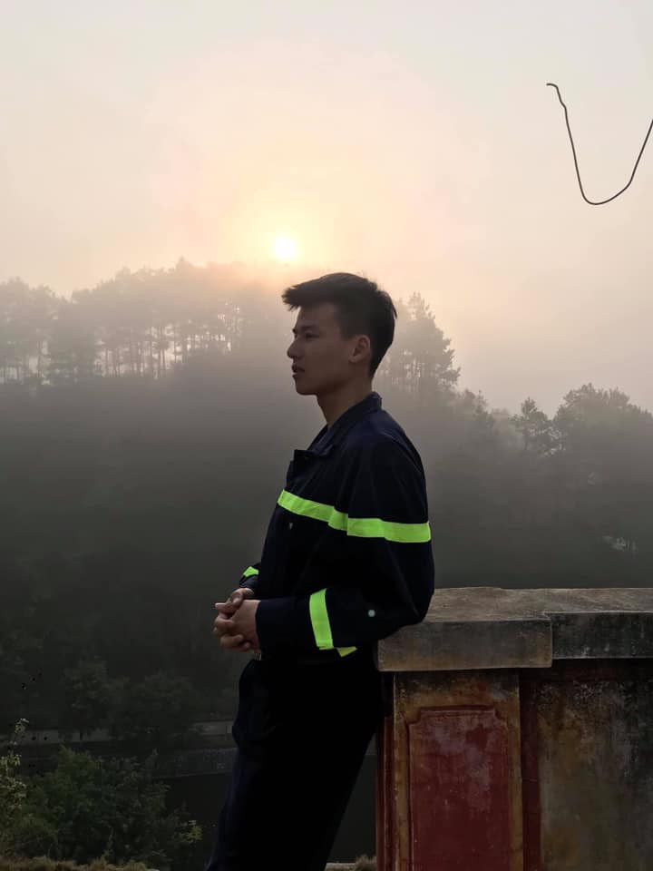 Hiện tại, nhan sắc chuẩn men của chàng lính cứu hỏa vẫn tiếp tục "làm mưa làm gió" trên mạng xã hội. Các chị em thì nô nức như trẩy hội, mong anh chàng đến "dập lửa trong tim".