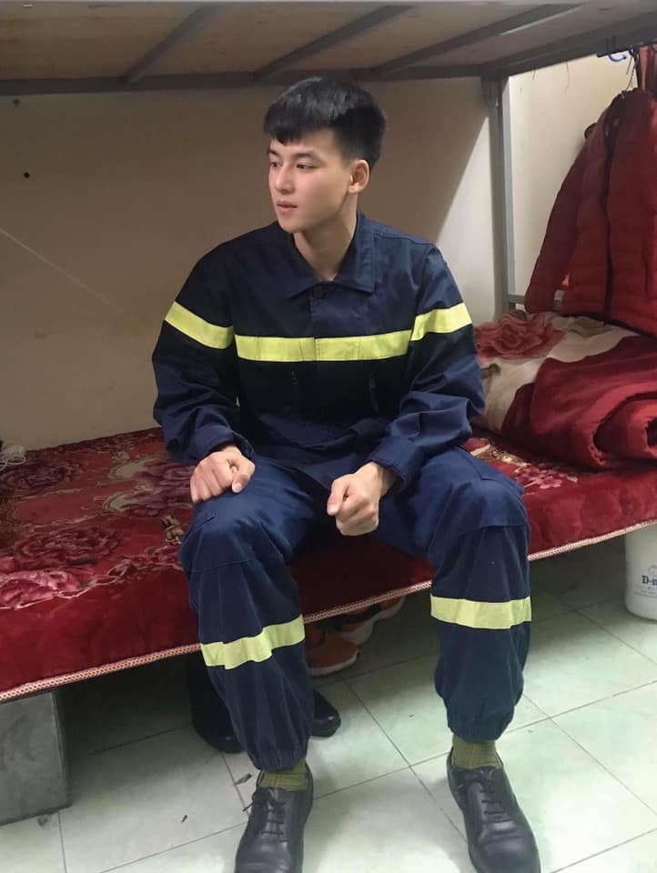 Lần theo từng manh mối từ bài đăng chia sẻ, các chị em đã tìm ra danh tính của chàng lính cứu hỏa gây sốt mạng. Anh chàng này có tên H.H. và hiện có hơn 6000 lượt theo dõi.