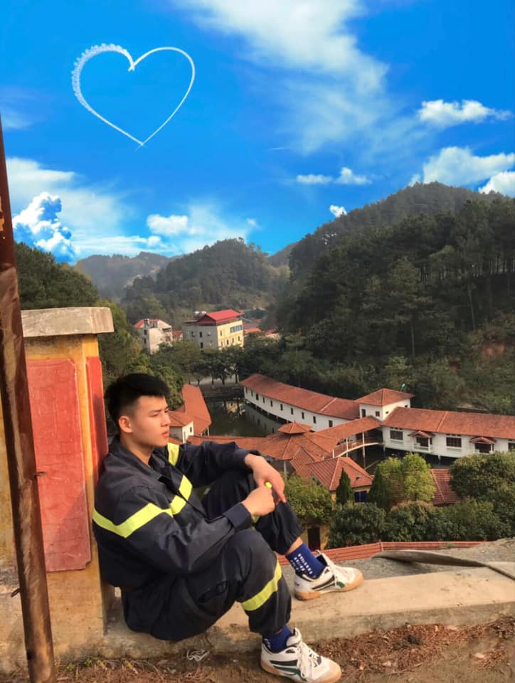 Đâu chỉ có đẹp, H.H còn khiến người theo dõi "đổ gục" với những status đậm chất ngôn tình, điển hình như: "Em là mặt trời, vậy a sẽ là lục lạp./ Anh chuyển hóa năng lượng ánh sáng nhận từ em thành khí oxy cho trái đất này..." hoặc "Si mê có thể thoáng qua và nhạt dần, nhưng đã là trân trọng thì cả đời vĩnh viễn khắc cốt ghi tâm."