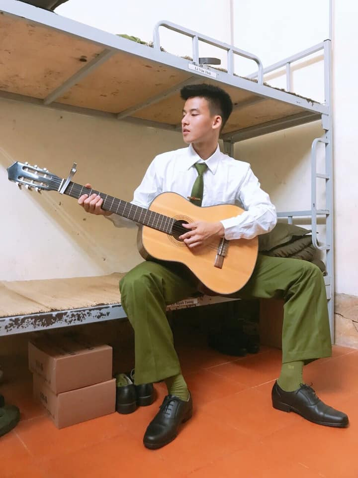 Điểm "ăn tiền" nhất của chàng lính cứu hỏa tên H.H đó là nụ cười "sầu muộn" và dáng người chuẩn 6 múi không khó để hiểu lý do chị em ganh nhau nhận làm chồng.