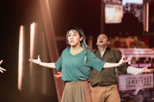 Dù đóng vai cô gái thôn quê, nhân vật trong truyện cổ tích hay nữ sinh tinh nghịch…Hậu Hoàng đều khiến khán giả hài lòng vì nét diễn “thật” nhưng không kém phần hài hước, mang lại tiếng cười sảng khoái cho người theo dõi.