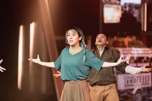 Dù đóng vai cô gái thôn quê, nhân vật trong truyện cổ tích hay nữ sinh tinh nghịch…Hậu Hoàng đều khiến khán giả hài lòng vì nét diễn “thật” nhưng không kém phần hài hước, mang lại tiếng cười sảng khoái cho người theo dõi.