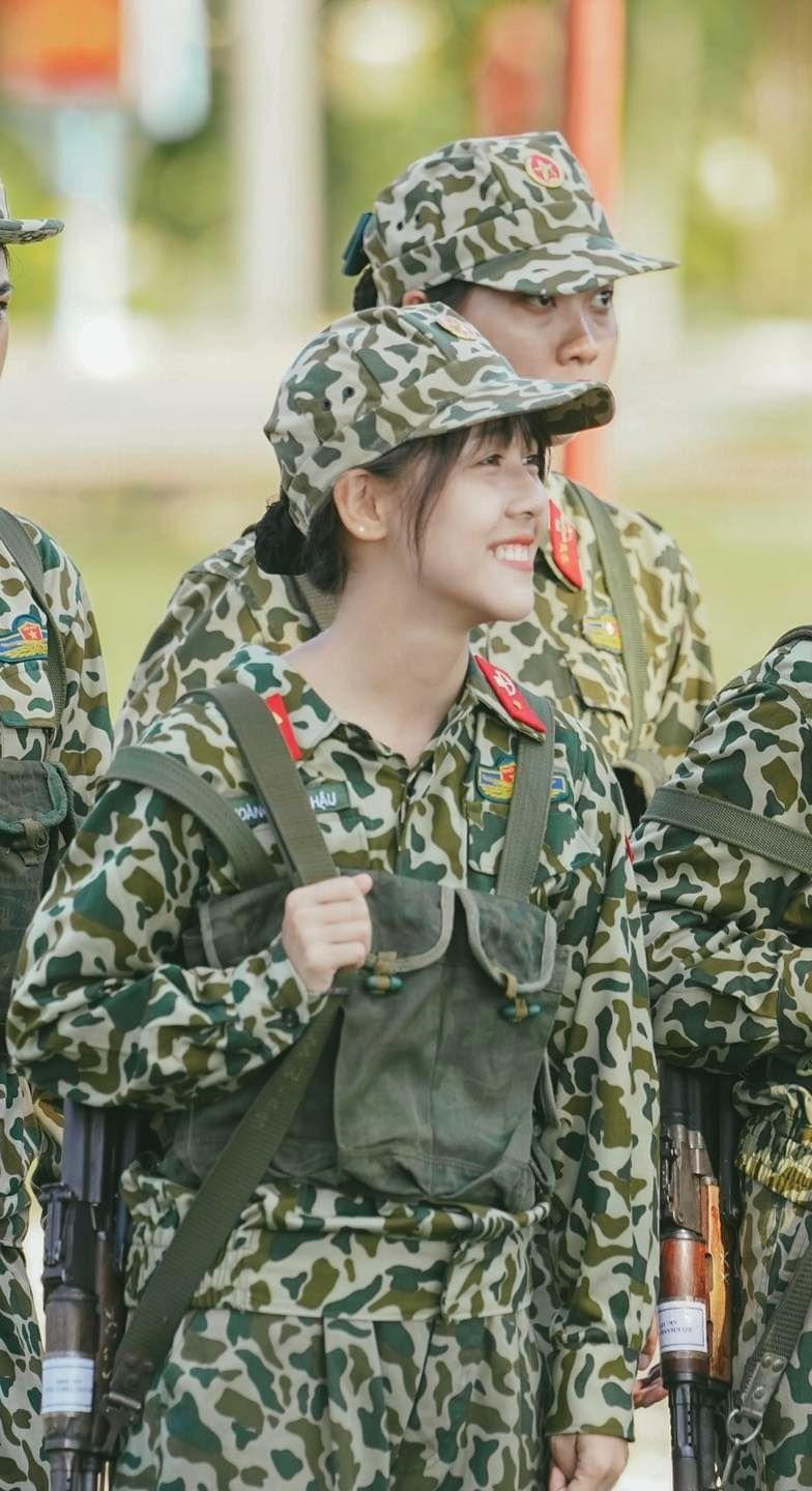 Trên phương diện sản xuất clip, Hậu Hoàng khá thông minh khi chọn cho mình những đề tài dễ gần, thân thuộc như nông thôn, học đường… Và trong mỗi tác phẩm này, cô đều có màn thay đổi phong cách ấn tượng.