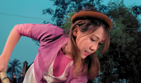 Không dừng ở đó, với tính cách nhí nhảnh cùng ngoại hình dễ thương, Youtuber Hậu Hoàng òn được mời tham gia một số chương trình truyền hình như Sao Nhập Ngũ, 7 Nụ Cười Xuân, Kì Tài Thách Đấu và vừa qua là Sàn Diễn Vũ Đạo.