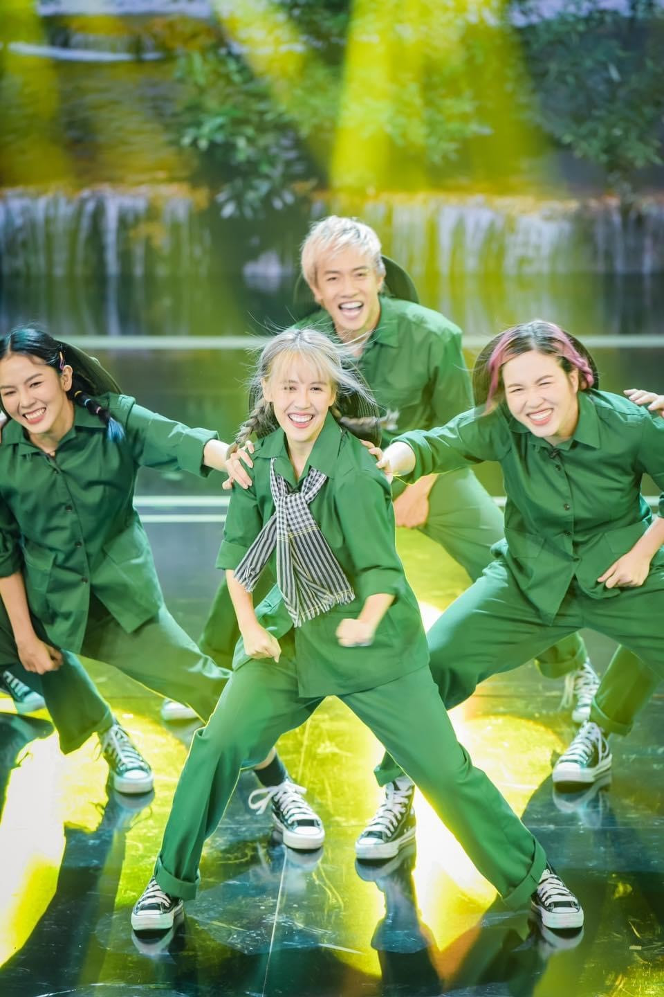 Theo dõi Hậu Hoàng qua màn hình tivi, người hâm mộ có thể nhận thấy Youtuber này là người cực nghiêm túc với công việc.