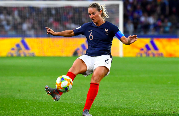 Amandine Henry có thể xem là cầu thủ xuất sắc nhất của bóng đá nữ Pháp trong hơn nửa thập kỷ trở lại đây. Năm 2015, cô giành Quả bóng bạc, có tên trong Đội hình tiêu biểu World Cup nữ 2015 và Đội hình xuất sắc nhất thế giới.