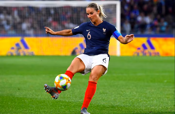 Amandine Henry có thể xem là cầu thủ xuất sắc nhất của bóng đá nữ Pháp trong hơn nửa thập kỷ trở lại đây. Năm 2015, cô giành Quả bóng bạc, có tên trong Đội hình tiêu biểu World Cup nữ 2015 và Đội hình xuất sắc nhất thế giới.