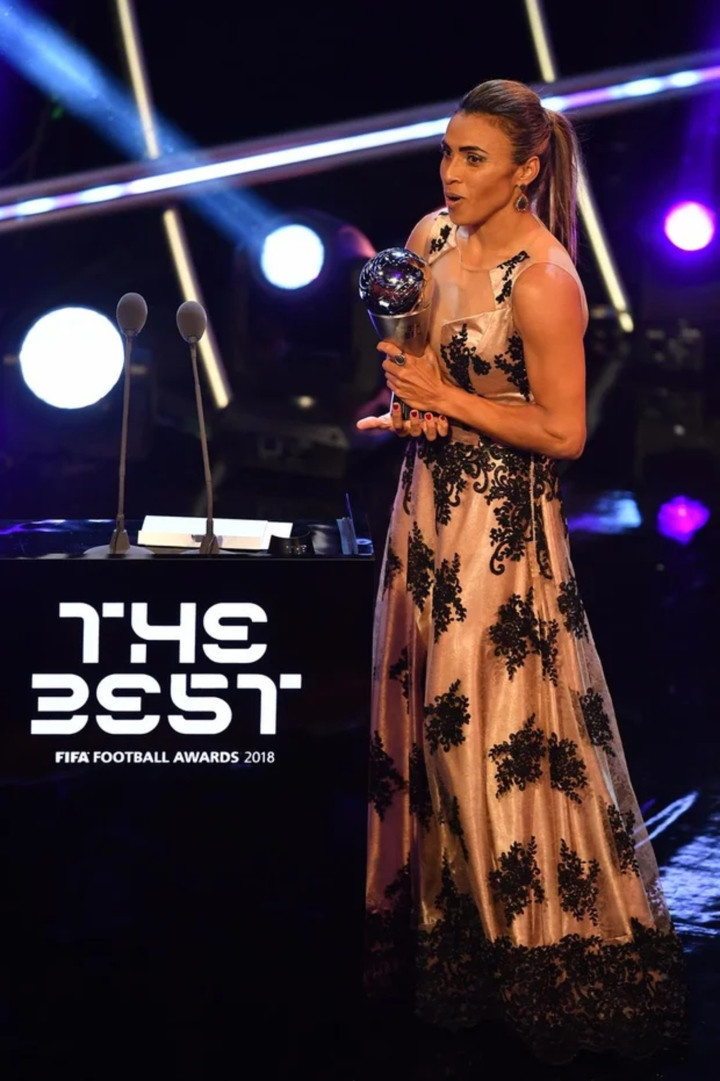 Marta được biết đến là một trong những nữ cầu thủ bóng đá giàu nhất năm 2023, với giá trị tài sản ròng 13 triệu USD. Ở ngoài đời, cô sở hữu vẻ ngoài sắc sảo, quyến rũ cùng phong cách thời trang ấn tượng.