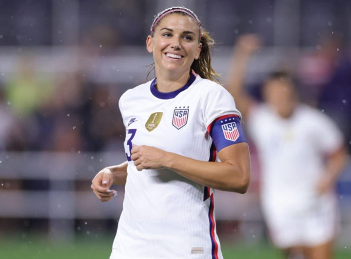 Alex Morgan là một trong những cầu thủ bóng đá nổi tiếng nhất thế giới. Tiền đạo này cũng là một trong những cầu thủ ghi bàn ổn định nhất. World Cup nữ 2023 là lần thứ 4 Alex Morgan tham dự ngày hội bóng đá giành cho nữ. Trước đó, cô đã cùng Đội tuyển nữ Mỹ 2 lần vô địch World Cup, 1 lần giành HCV Olympic.
