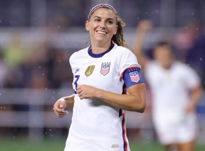 Alex Morgan là một trong những cầu thủ bóng đá nổi tiếng nhất thế giới. Tiền đạo này cũng là một trong những cầu thủ ghi bàn ổn định nhất. World Cup nữ 2023 là lần thứ 4 Alex Morgan tham dự ngày hội bóng đá giành cho nữ. Trước đó, cô đã cùng Đội tuyển nữ Mỹ 2 lần vô địch World Cup, 1 lần giành HCV Olympic.