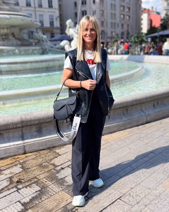 Henry kiếm được mức lương hằng năm là 390.000 USD mỗi năm. Cô có tài sản ròng trị giá khoảng 7 triệu USD. Thế nhưng nữ cầu thủ này lại không thể cùng đội tuyển Pháp tham dự VCK World Cup 2023 do chấn thương cơ.