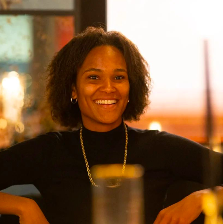 Renard kiếm được khoảng 400.000 USD mỗi năm và tài sản ròng 10 triệu USD.