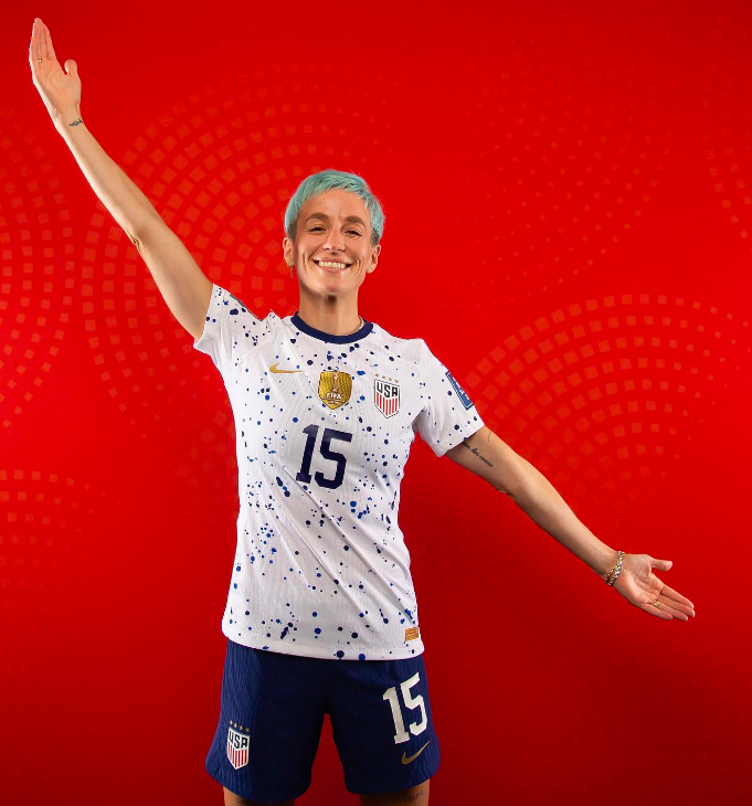 Megan Rapinoe là một biểu tượng trong bóng đá nữ. Cô gây ấn tượng với với kiểu tóc ngắn cắt sát đầu mạnh mẽ, được nhuộm màu nổi bật.