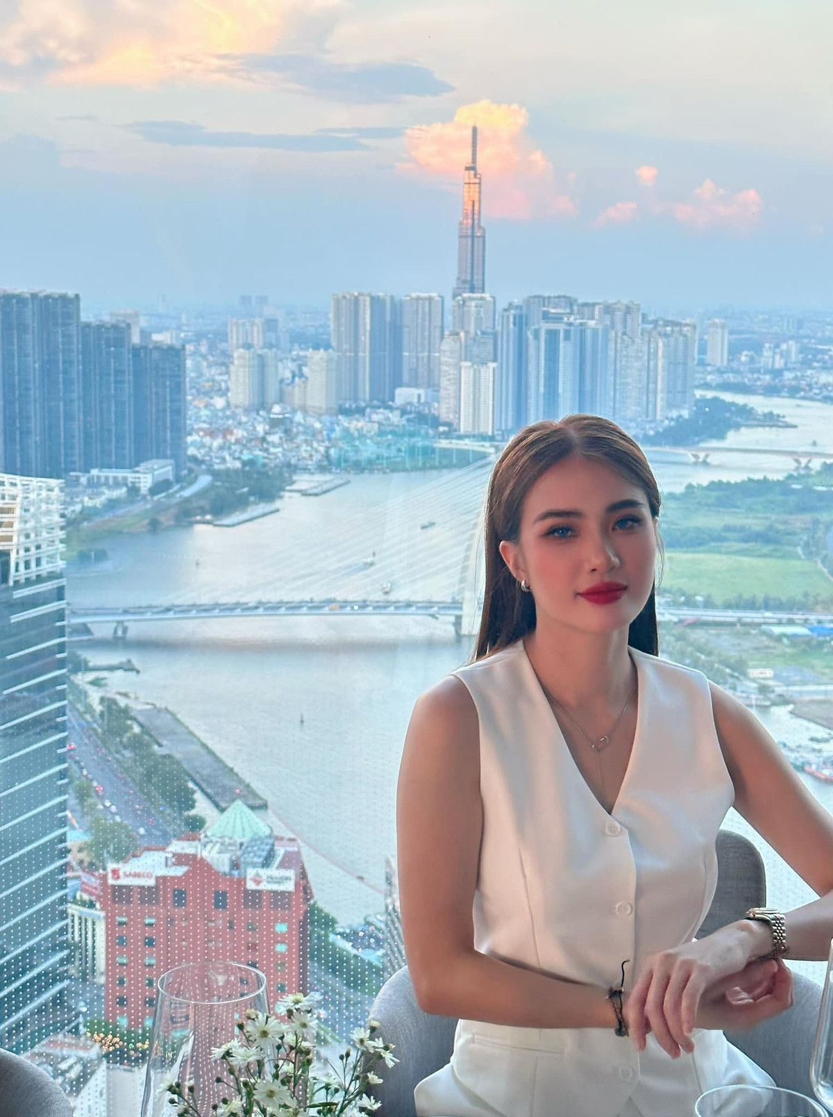 Hiện tại, Khánh Chi đã về Việt Nam và tận hưởng cuộc sống bình yên, vui vẻ. Cô làm việc tại TP.HCM trong lĩnh vực giải trí.