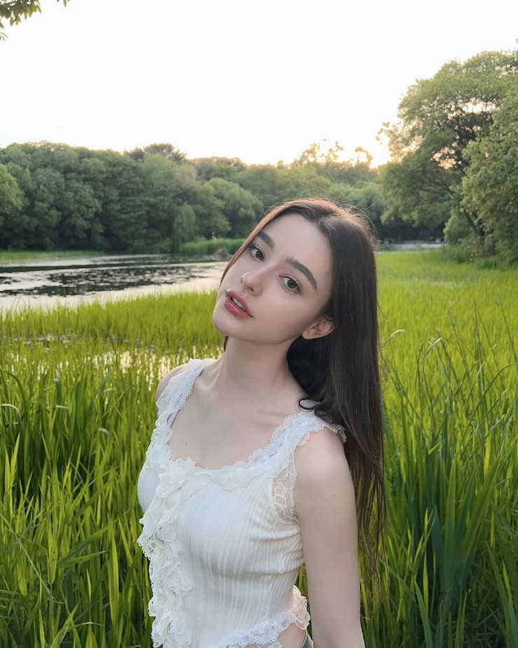 Dasha Taran sinh ngày 12/10/1999, cô nàng người mẫu Nga nổi tiếng nhờ ngoại hình xinh đẹp với hơn 2,4 triệu người theo dõi trên Instagram cá nhân.